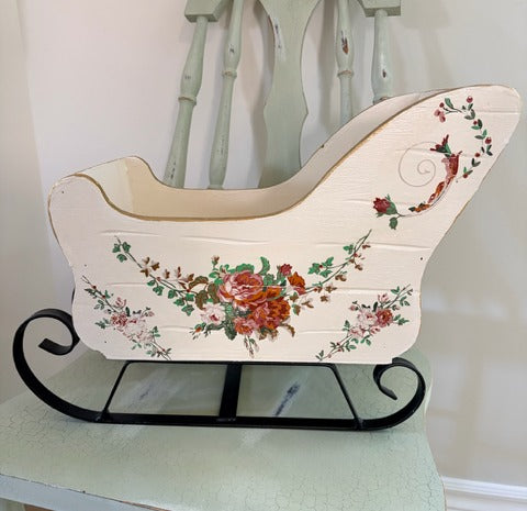 Decorative sleigh with floral patterns 