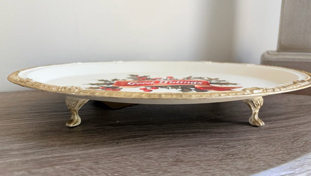 Decorative plate with a floral design 