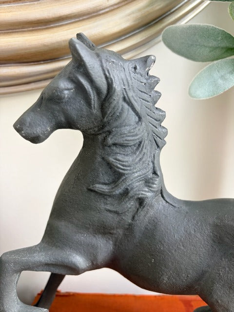 Decorative horse statue 