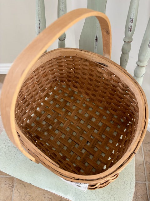 Woven basket with a handle 